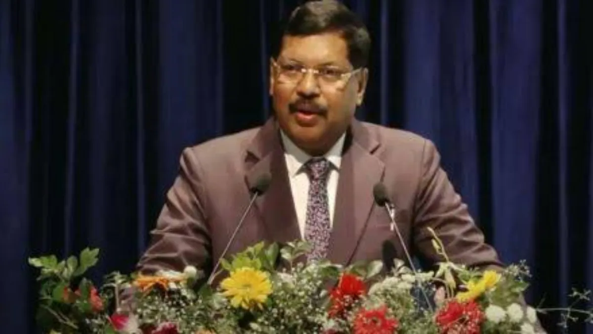 సుప్రీంకోర్టులో షాకింగ్ ఘటన..! సీజేఐపై లాయర్ దాడి యత్నం ? సనాతన ధర్మాన్ని..