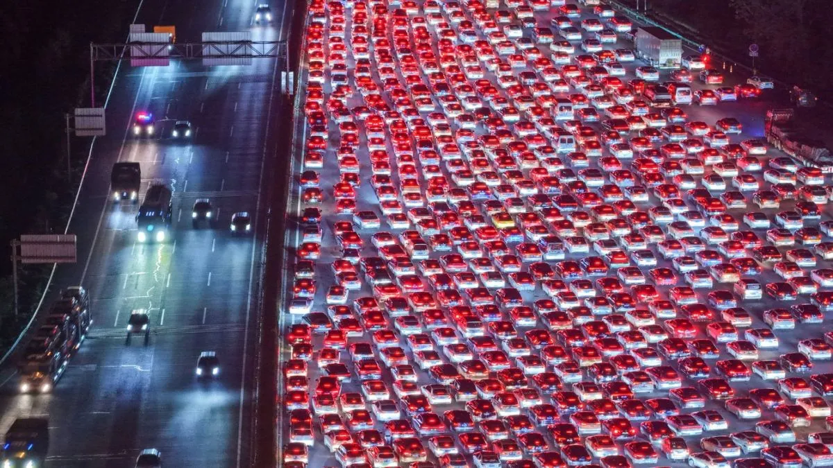 అదేం ట్రాఫిక్ జామ్ రా అయ్యా- 36 లేన్లు కూడా చాల్లేదు