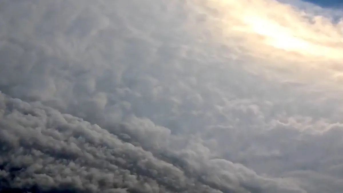 ఒళ్లు గగుర్పొడిచే ఫుటేజ్: తుఫాన్ మధ్యలోకి వెళ్తే ఎట్టా ఉంటాదో చూస్తారా?