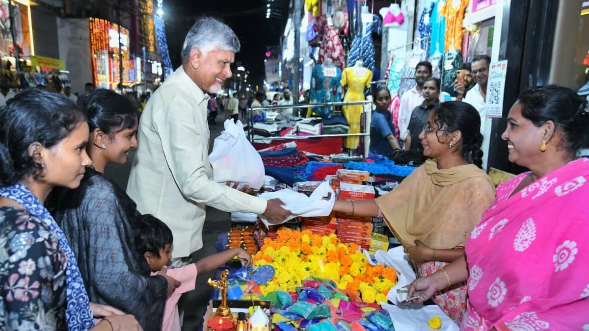 విజయవాడ బీసెంట్ రోడ్‌లో సీఎం చంద్రబాబు.. దీపావళి షాపింగ్ !