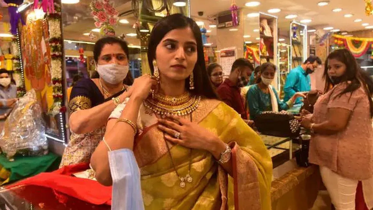 బంగారం సీన్ రివర్స్.. ఒక్క రోజులో రూ. 30,000 ఢమాల్