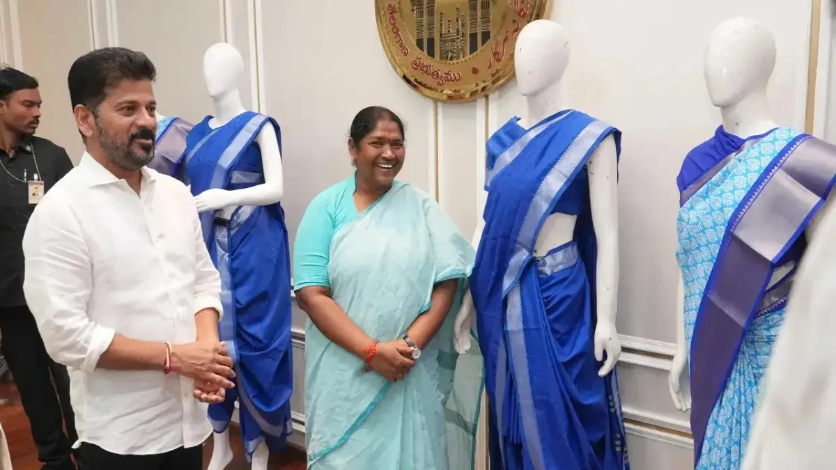 మహిళలకు చీరల పండుగ.. ఆధార్ కార్డుతోనే చీరలు!