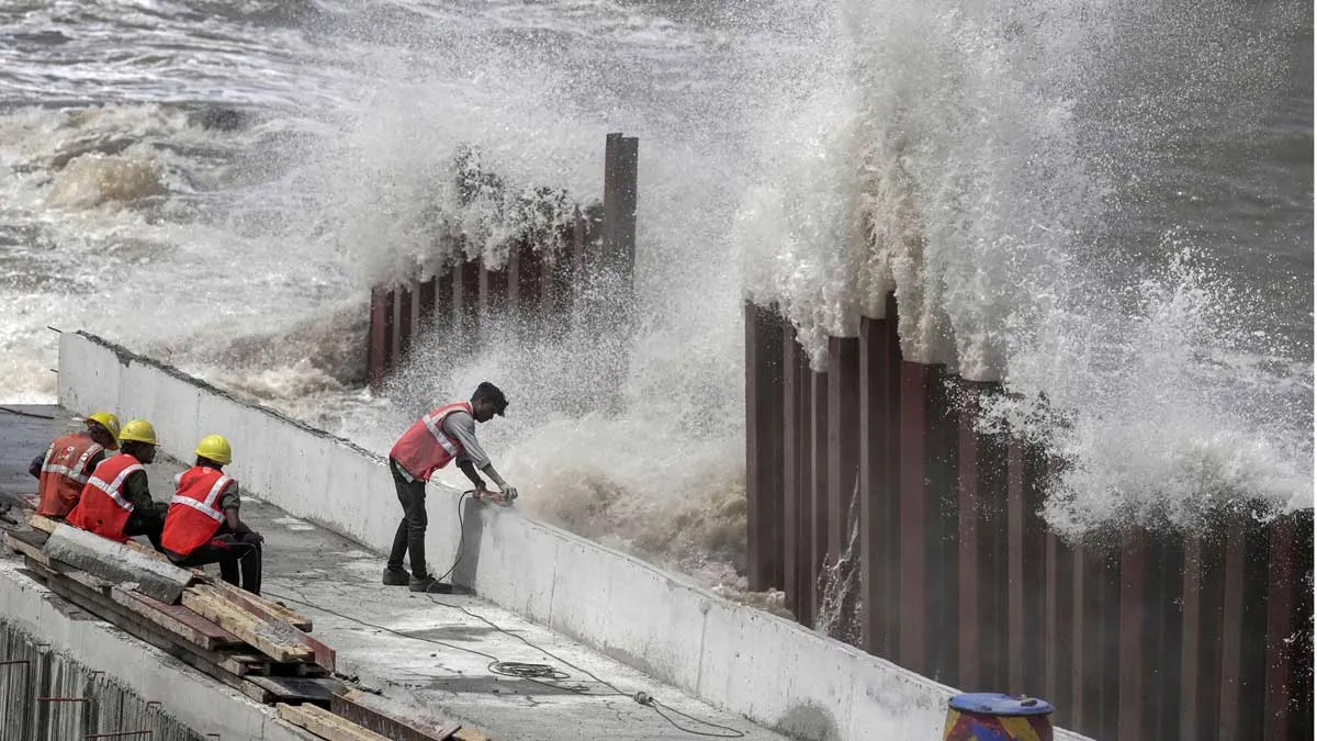 దూసుకొస్తున్న తుఫాను, 4 రోజులు భారీ వర్షాలు- ఈ జిల్లాలకు తీవ్ర హెచ్చరిక..!!