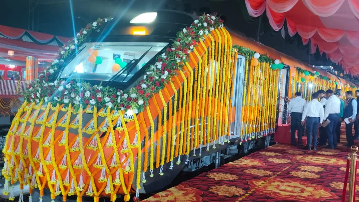 ఆ మార్గాల్లో ప్రారంభమైన 4 వందే భారత్ రైళ్ళు.. రైల్వే కనెక్టివిటీపై మోదీ శుభవార్త!