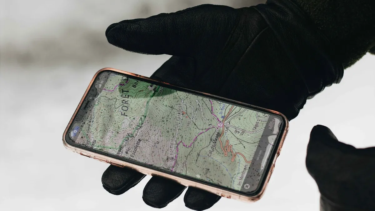 సెల్ ఫోన్ లో ఇలా చేస్తున్నారా? 50 లక్షల జరిమానా, మూడేళ్ళ జైలు!