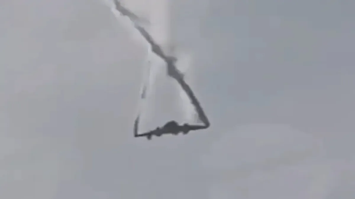 వైరల్ వీడియో: ఘోర విమాన ప్రమాదం.. 20 మంది మృతి