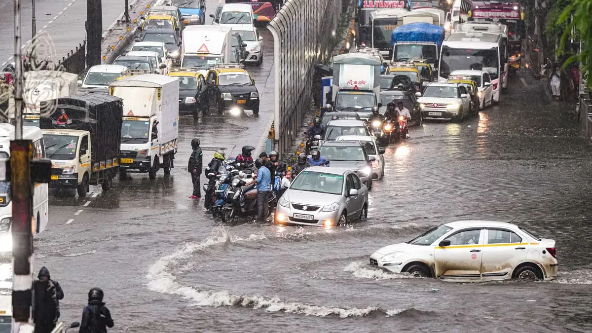 ద్రోణి ప్రభావం, మళ్లీ భారీ వర్షాలు - ఈ జిల్లాలకు తాజా హెచ్చరిక..!!