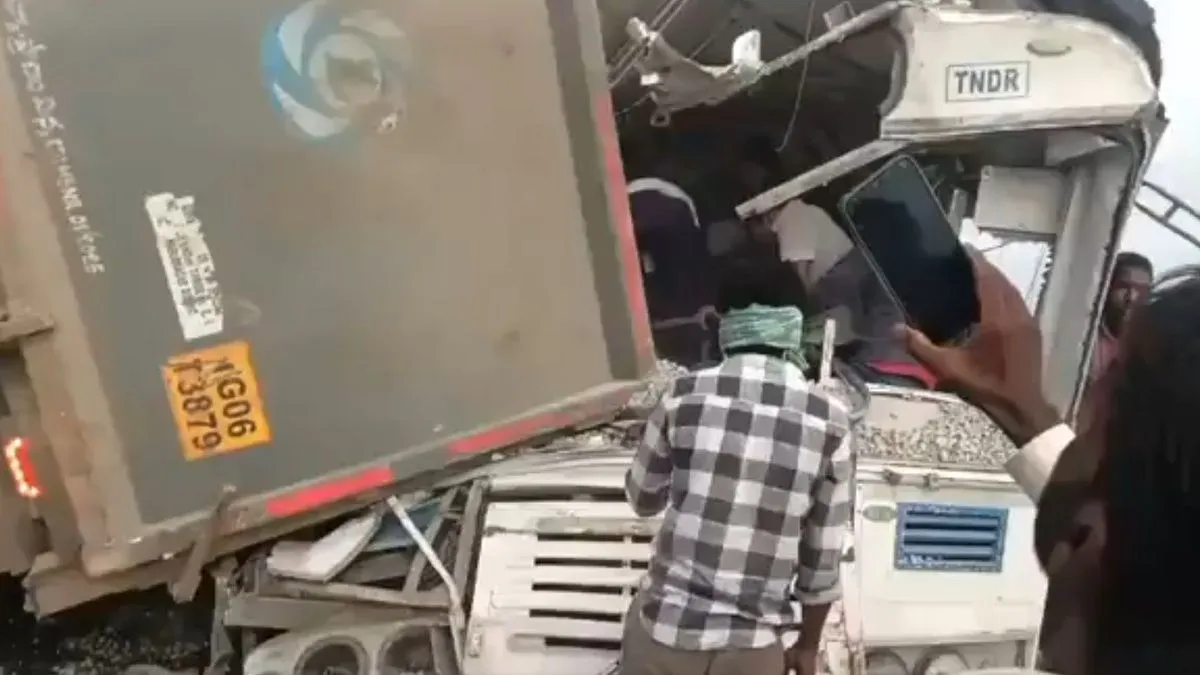 చేవెళ్ల వద్ద హైదరాబాద్- తాండూర్ TGSRTC బస్సు నుజ్జునుజ్జు- 18 మంది స్పాట్ డెడ్