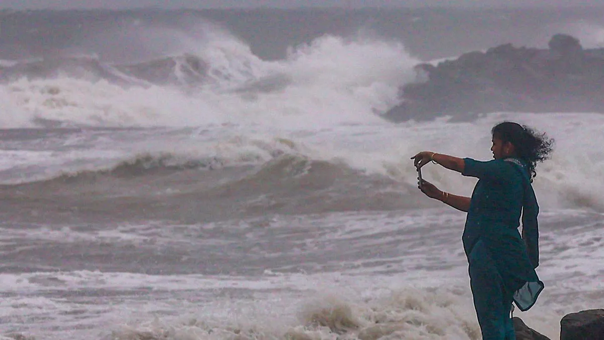 వాయుగుండం ఎఫెక్ట్, ఈ జిల్లాల్లో భారీ వర్షాలు - ఫ్లాష్ ఫ్లడ్స్ హెచ్చరిక..!!