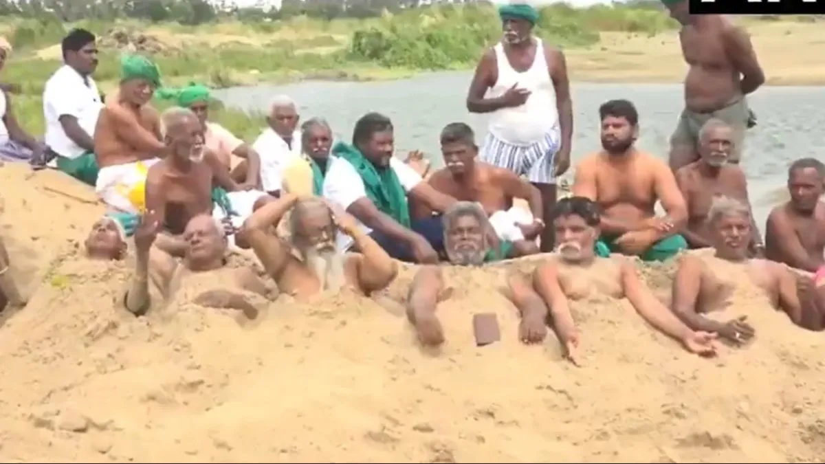 తమిళనాడులో రైతుల వింత నిరసన