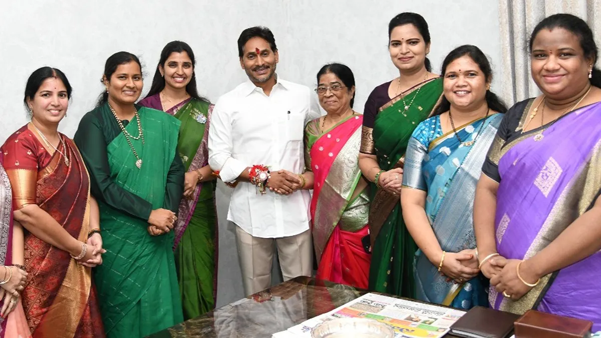 జగన్ కు రాఖీ కట్టిన మహిళా నేతలు..! వైసీపీ కార్యాలయంలో రక్షాబంధన్..!
