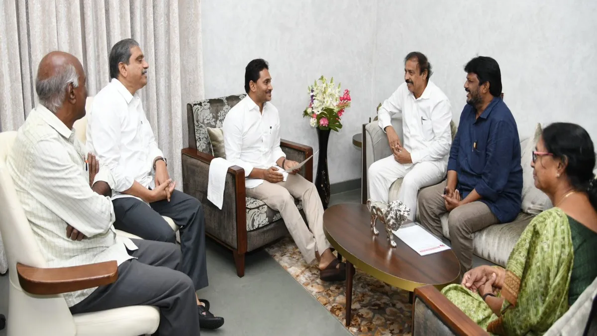 వైసీపీకి సీపీఐ స్నేహ హస్తం, కలిసి పోరాడుదాం - జగన్ ఏం చెప్పారు..!! – politics వైసీపీకి సీపీఐ స్నేహ హస్తం, కలిసి పోరాడుదాం - జగన్ ఏం చెప్పారు..!! – politics
