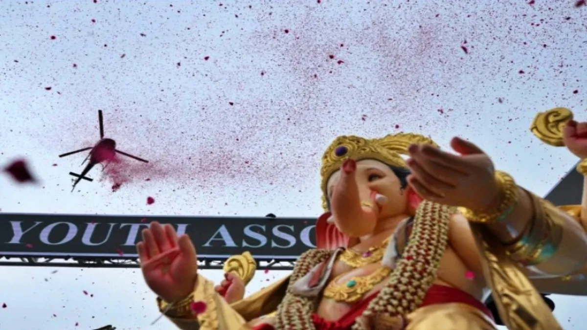 వినాయకుని విగ్రహంపై హెలికాప్టర్ నుంచి పూల వర్షం.. హైదరాబాద్ లో అరుదైన దృశ్యం.. వినాయకుని విగ్రహంపై హెలికాప్టర్ నుంచి పూల వర్షం.. హైదరాబాద్ లో అరుదైన దృశ్యం..