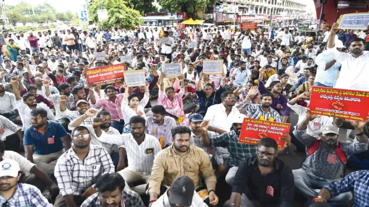 సచివాలయ ఉద్యోగుల నిరసన, ఉద్రిక్తత- మంత్రి కీలక ప్రకటన..!!