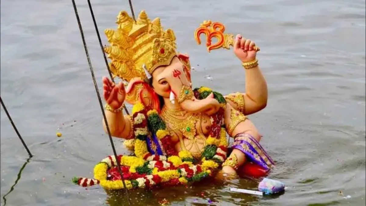 హైదరాబాద్ వినాయక నిమజ్జనంలో తీవ్ర విషాదం.. ఎస్సై సహా 13 మంది మృతి, 26 మందికి సీరియస్ హైదరాబాద్ వినాయక నిమజ్జనంలో తీవ్ర విషాదం.. ఎస్సై సహా 13 మంది మృతి, 26 మందికి సీరియస్