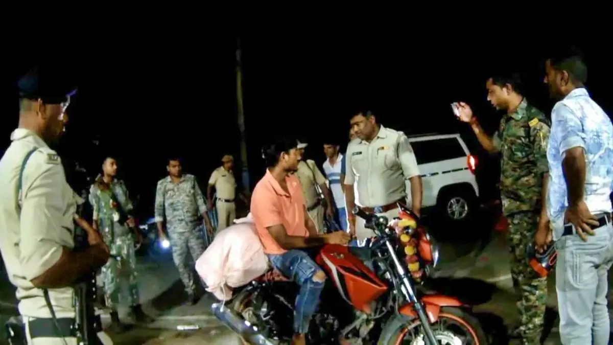 సంచిలో ఏముంది..? యువకుడిని అడిగిన పోలీసులు.. ఓపెన్ చేసి చూడగా మైండ్ బ్లాంక్..