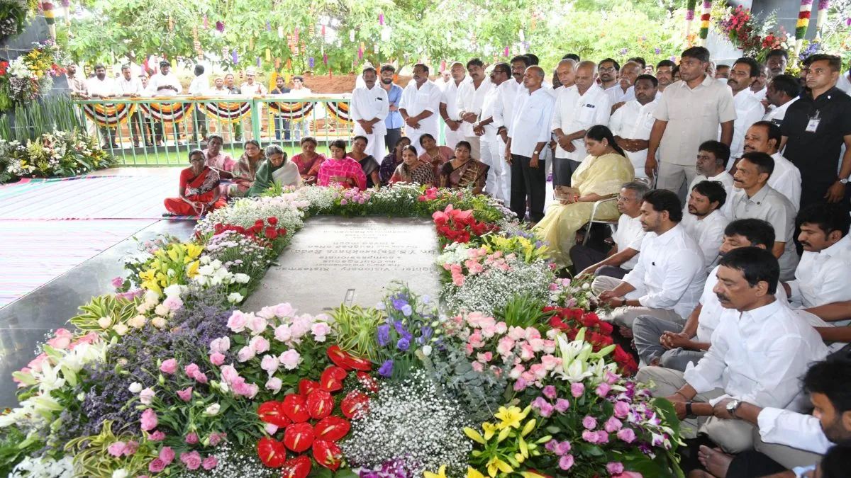 జగన్, షర్మిల ఒకే చోట...అయినా- వైఎస్సార్ ఘాట్ సాక్షిగా..!!