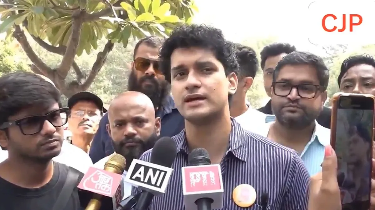 "ప్రభుత్వంపై నిరసనకు ప్రభుత్వం అనుమతా ?"-కాక్రోచ్ ల ప్రశ్న- ఢిల్లీ పోలీసులకు జస్ట్..!
