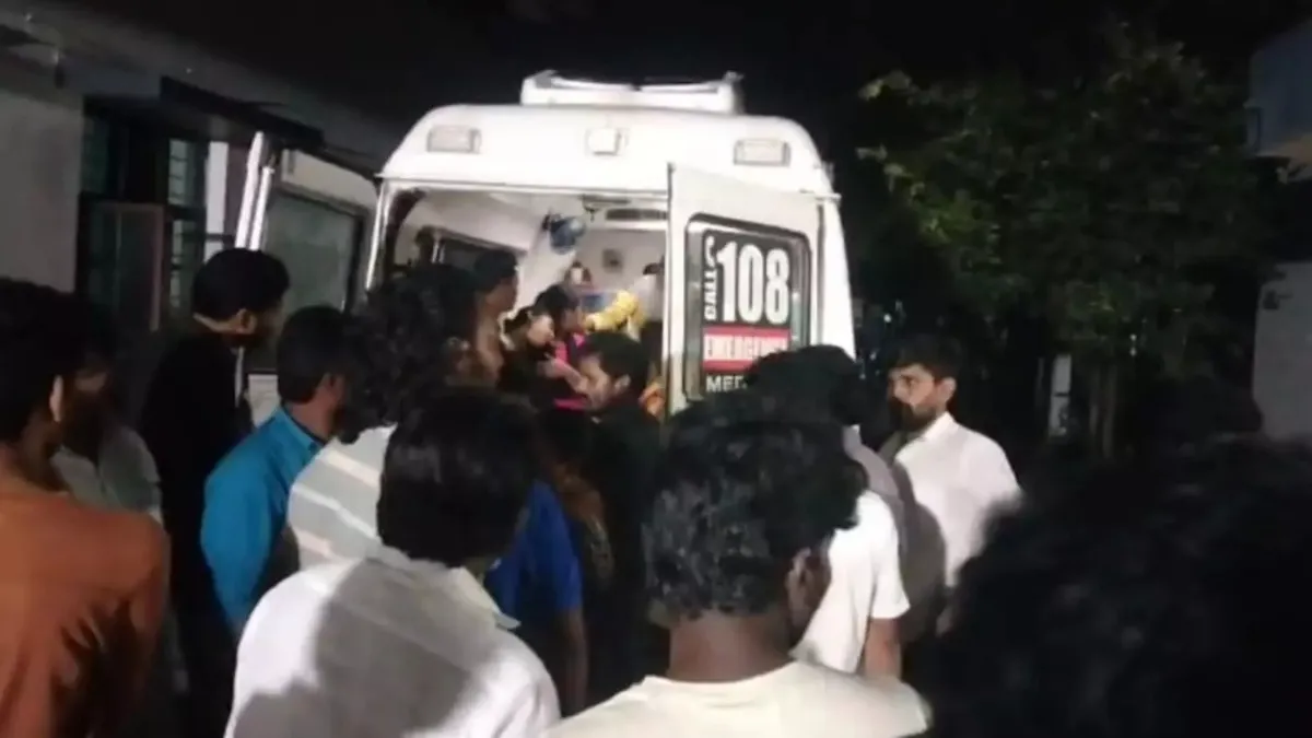 కాకినాడ ఆర్టీసీ బస్సులో దారుణం.. సీటుకోసం ఫైట్.. మహిళలపై కర్రలు, రాడ్లతో దాడి!