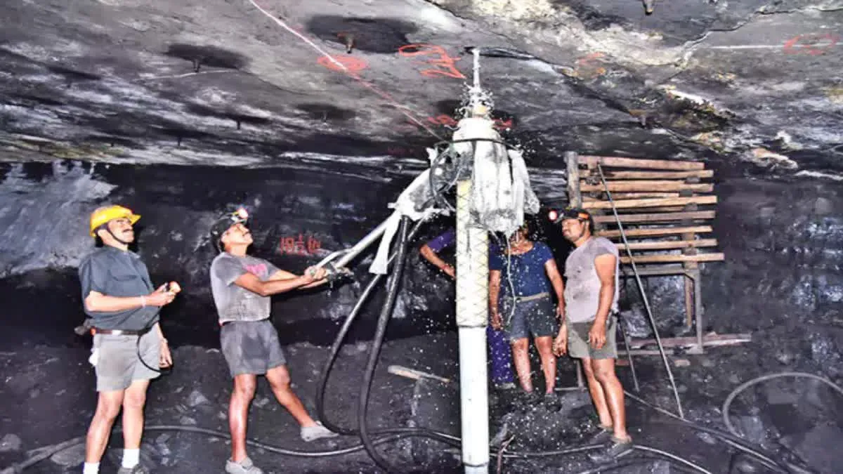 సింగరేణి ప్రైవేటీకరణ వార్తలపై మంత్రి శ్రీధర్ బాబు కీలక ప్రకటన